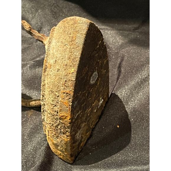 Antique Cast Iron Sad Iron - Heavy Wear - Picture 5 of 5